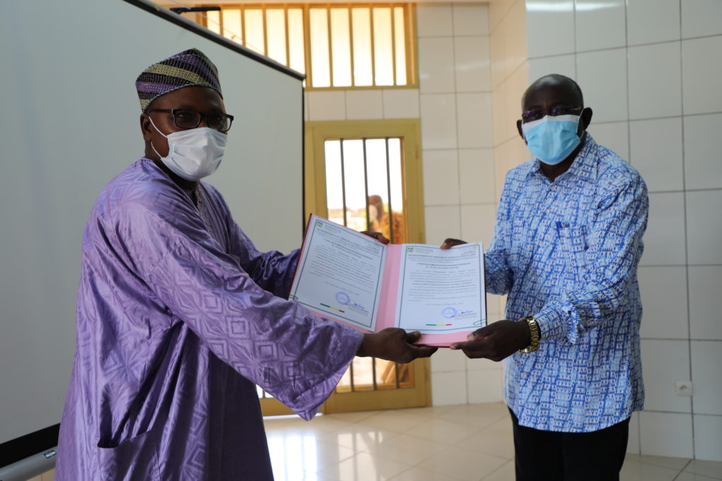 The director of the DDAEP Ouémé hands over the registration receipts of the producer organizations to the ACMA2 Chief of Party.