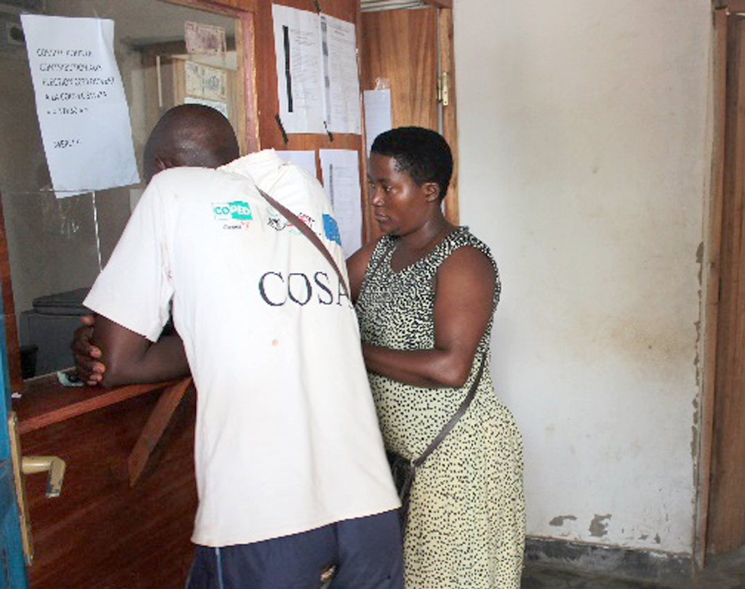 Farmers register and prepay their fertilizer orders at authorized offices. In exchange, they receive corresponding vouchers (September 2017).