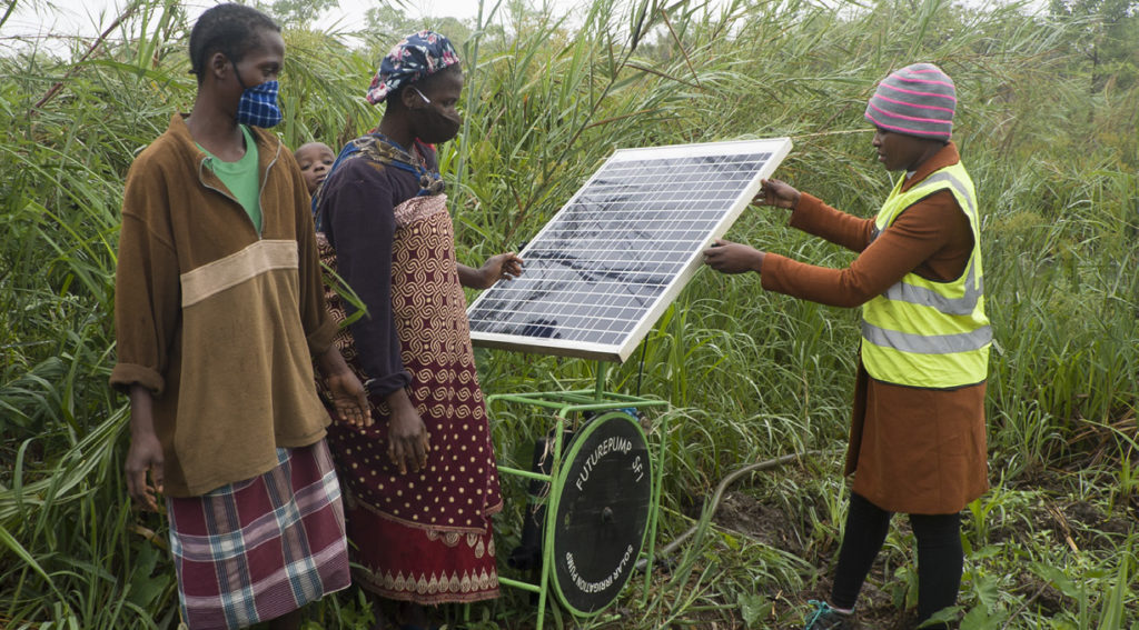UP field officer demonstrates how to operate a solar-powered pump.