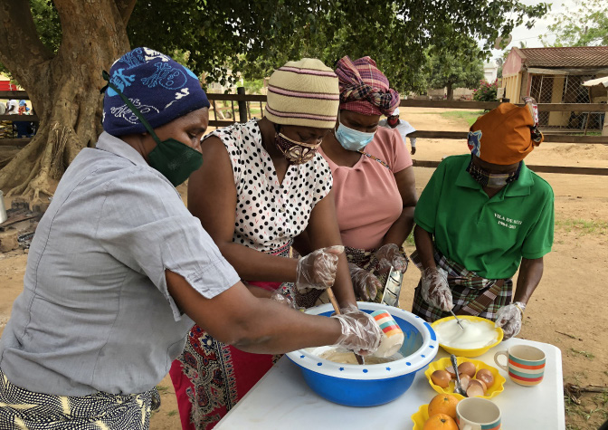 Women processing rice into cakes, sweets, cookies, porridge and other recipes.