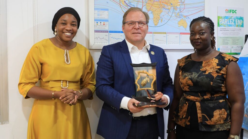 IFDC's President & CEO receiving a gift from IFDC Côte d'Ivoire Country Director Olive M’Bahia (right) and 2SCALE project leader in Côte d'Ivoire Fatoumata Coulibaly (left).