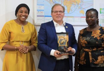 IFDC's President & CEO receiving a gift from IFDC Côte d'Ivoire Country Director Olive M’Bahia (right) and 2SCALE project leader in Côte d'Ivoire Fatoumata Coulibaly (left).