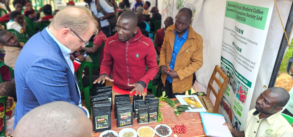 Exhibitors of the BRIGHT project showcases various goods to Henk during his field visit.