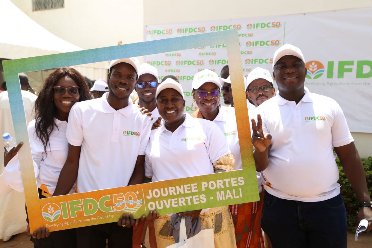 The IFDC Mali Team commemorates the organization&#039;s 50th anniversary together at the Open Door event.