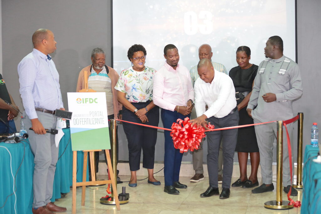 AfricaFertilizer staff and event attendees cut the ribbon to celebrate the launch of the new Mozambique fertilizer dashboard.