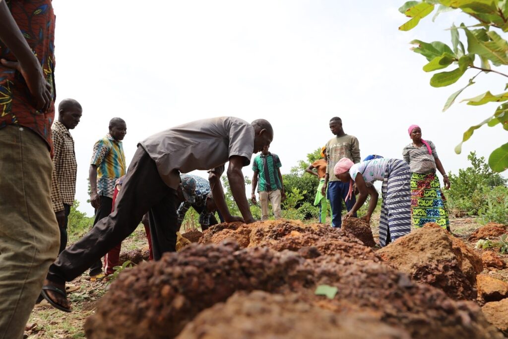 A relay producer trains local smallholder farmers on soil fertility practices.