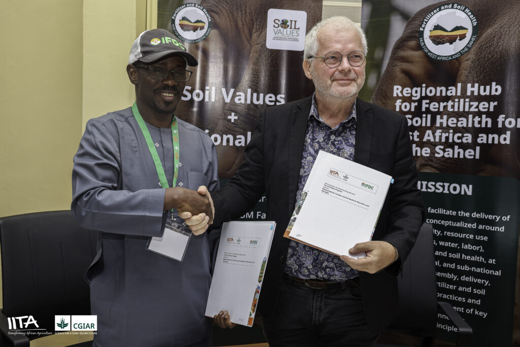 Alain Sy Traoré, Program Director of the Soil Values Program, and Dr. Bernard Vanlauwe, Deputy Director General for Research for Development (R4D) at IITA, sign the MoU.